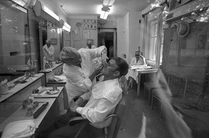 В парикмахерской, 1971 год, Грузинская ССР, г. Тбилиси. Выставка «СССР: Советские Стрижки Стильное Ретро» с этой фотографией.&nbsp;