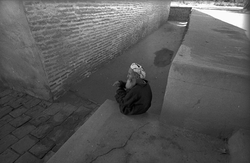 В ожидании молитвы. Мечеть под Душанбе, 1970 год, Таджикская ССР. Выставка «Мы в зале ожидания живем. Любой из нас все время ждет чего-то…» с этой фотографией.