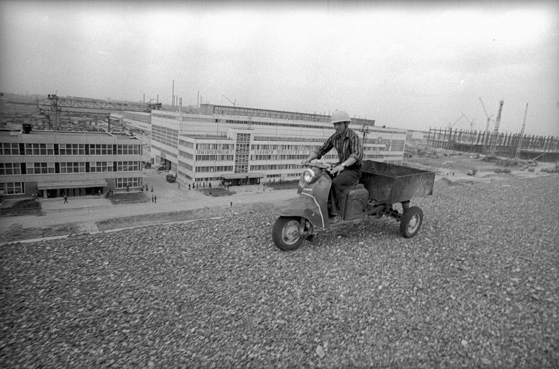 На строительной площадке. Мотороллер «Муравей», 1973 год, Чувашская АССР, г. Чебоксары. Выставка «Путешествие в Чувашию» с этой фотографией.