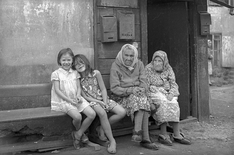 «Дочки-бабушки», 1970 - 1973, г. Иркутск. Выставка «Бабушки и дедушки: опыт, мудрость и любовь» с этим снимком.