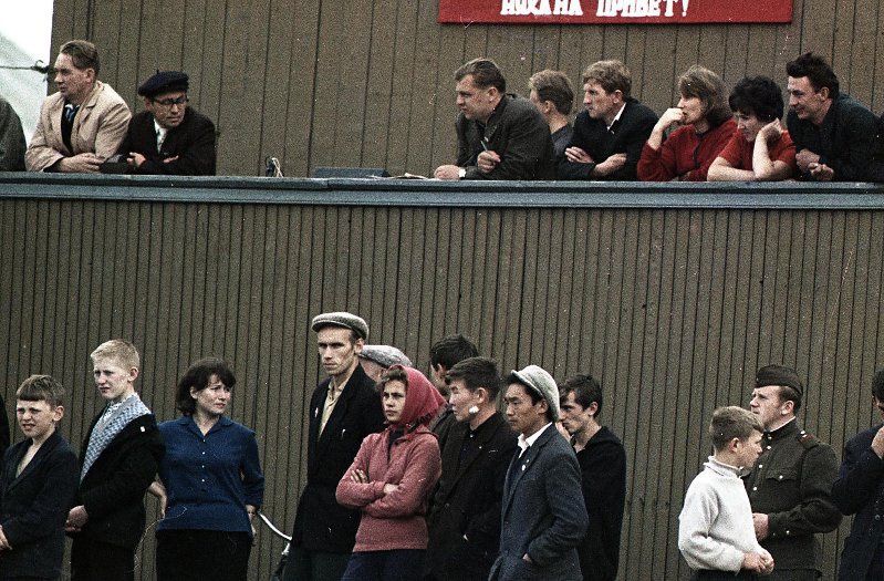 Фото "Зрители на спортивном празднике", 1965 год, Архангельская обл ...