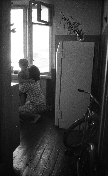 Мать с ребенком на кухне, 1967 год, Волгоградская обл., г. Волжский. Выставки&nbsp;«Самые нежные, страстные и искренние поцелуи»&nbsp;и «Обнимите меня немедленно!» и видео «Поцелуй» с этой фотографией.