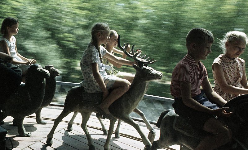 Дети на карусели, 1967 год, Волгоградская обл., г. Волжский