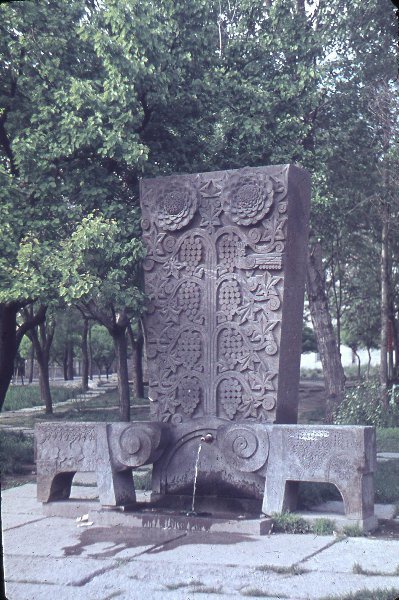Стела-фонтан, 1968 - 1969, Армянская ССР, г. Ереван. Родник-памятник у дома печати в Ереване работы резчика по камню Грачья Степаняна.