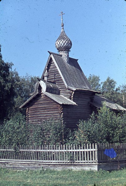 Деревянная церковь, 1967 год, Вологодская обл., г. Кириллов. Церковь Ризоположения из села Бородава - деревянная церковь из находящегося недалеко от знаменитого Ферапонтова монастыря села Бородава (ныне Кирилловский район Вологодской области). Построена по повелению и на средства архиепископа Ростовского и Ярославского Иоасафа (в миру князя Ивана Оболенского). Дата постройки - 1485 год. В 1957 году перенесена на территорию Кирилло-Белозерского монастыря.