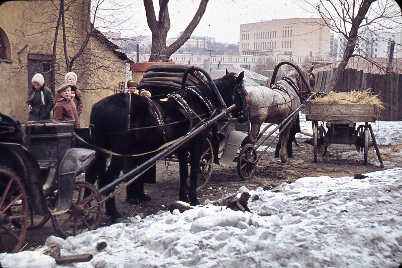 На съемочной площадке исторического фильма, 1965 - 1966, г. Москва. Сейчас Гончарная улица.Выставка «Зеваки» с этой фотографией.&nbsp;