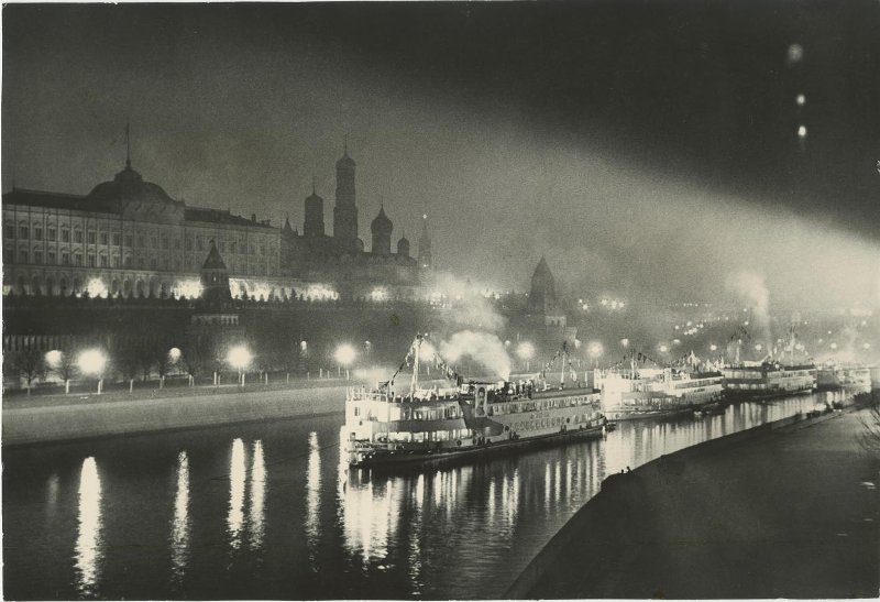 Первые волжские пароходы у стен Кремля, 1937 год, г. Москва. Выставка «Москва праздничная» с этой фотографией.