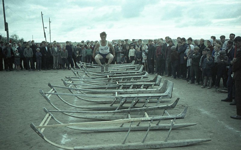 Спортивный праздник. Соревнования, 1965 год, Архангельская обл., Ненецкий НО, г. Нарьян-Мар. Из серии «Край земли. Ненцы».В 1977 году Ненецкий национальный округ был переименован в Ненецкий автономный округ.
