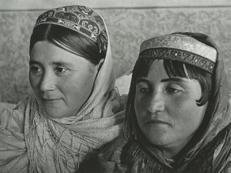 Двойной портрет, 1930-е, Узбекская ССР. Выставка «Фотограф Макс Пенсон» с этим снимком.