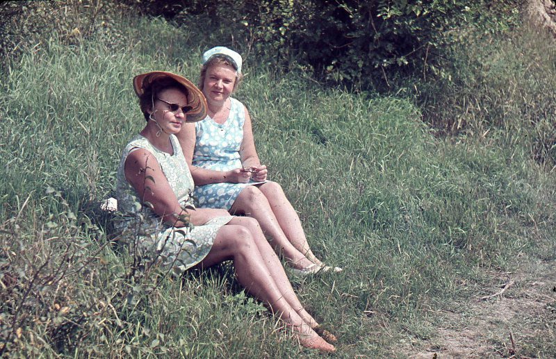 Две женщины на траве, 1969 - 1970, г. Москва. Выставка «Мода в СССР: летние платья 1950–1970-х» с этим снимком.