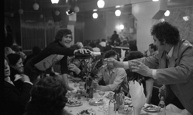 В ресторане, 1979 год, Камчатская обл., г. Петропавловск-Камчатский. Выставки&nbsp;«In vino / pivo / vodka veritas...» и «"Там, где всегда полночь". Камчатка» с этой фотографией. 