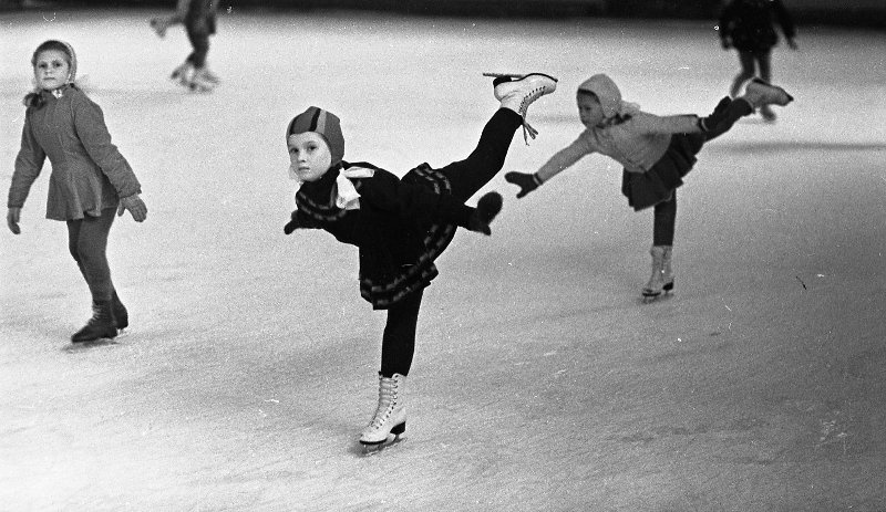 Юные фигуристки на катке, 1955 - 1965. Выставка «Чудеса на льду. Искусство и спорт» с этой фотографией.