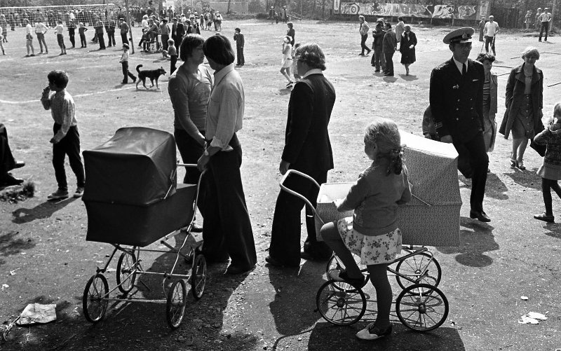 Молодые родители на праздновании «Дня моряка», 1979 год, Камчатская обл., г. Петропавловск-Камчатский. Выставка «"Там, где всегда полночь". Камчатка» с этой фотографией.&nbsp;