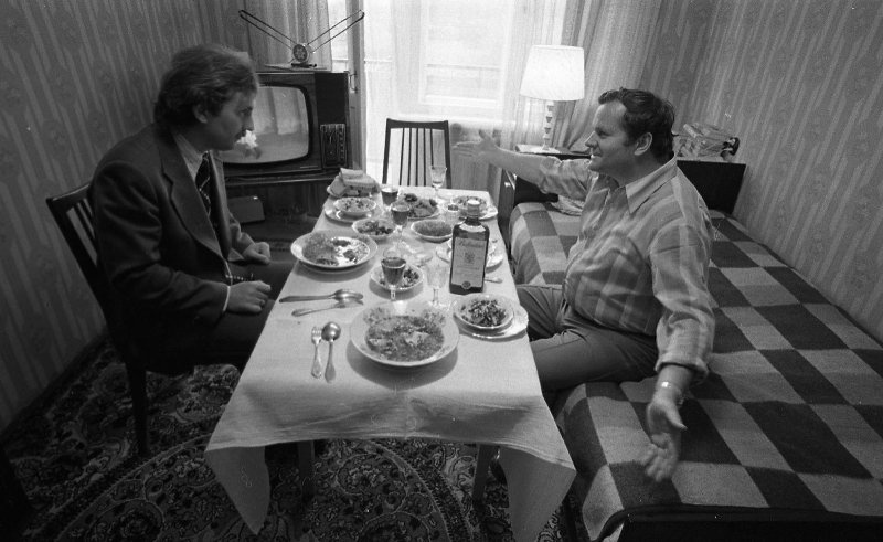 Мужчины за столом, 1979 год, Камчатская обл., г. Петропавловск-Камчатский