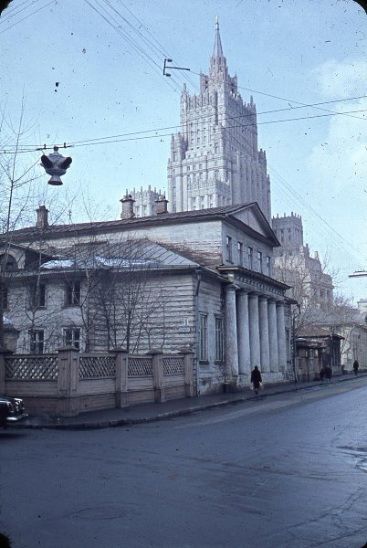 Здание Министерства иностранных дел, 1965 - 1966, г. Москва. Выставка «Будни советского светофора» с этой фотографией.