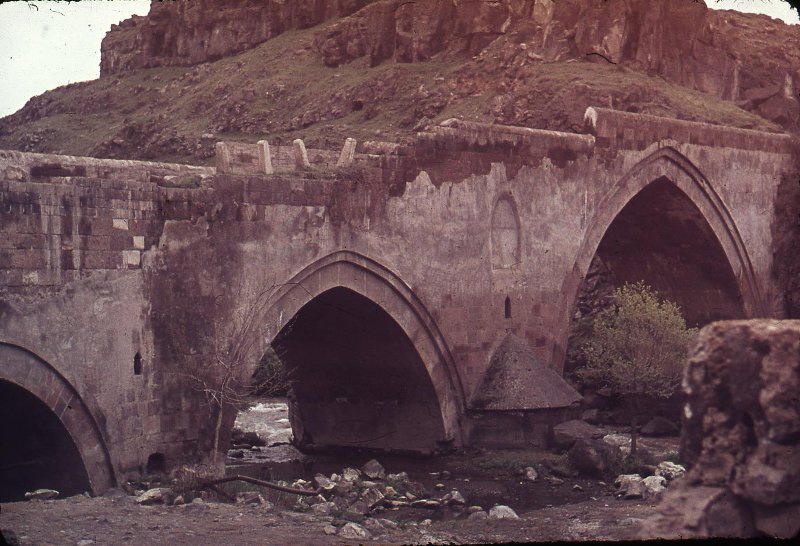 Мост, 1968 - 1969, Армянская ССР, г. Аштарак. Мост через реку Касах, построенный в 1664 году.Выставка «Армения: люди и вечность» с этой фотографией.