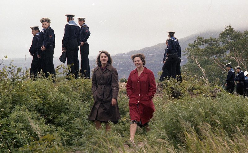 Моряки и женщины на берегу моря, 1979 год, Камчатская обл., г. Петропавловск-Камчатский