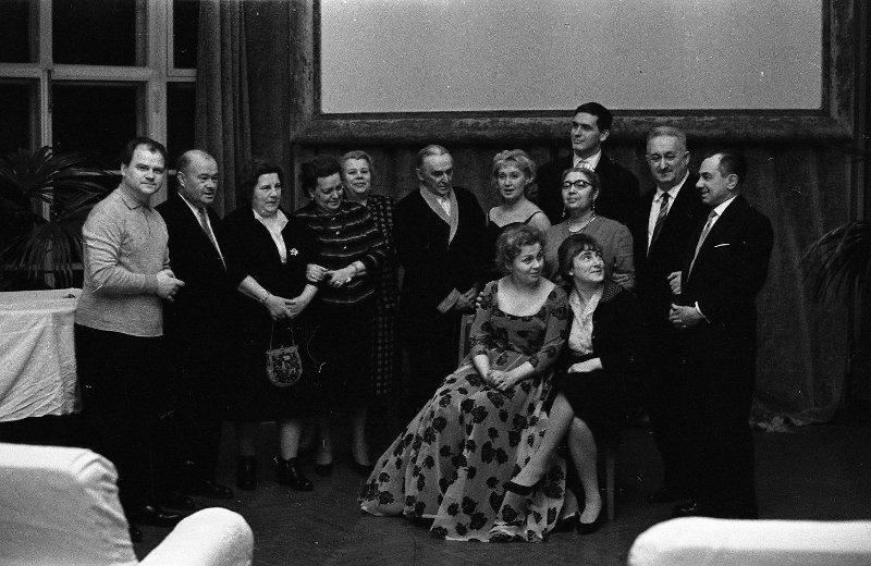 Санаторий «Барвиха», 1963 год, Московская обл., пос. Барвиха. Стоят слева направо: Тихон Хренников, Константин Федин, Ираида Муштакова, Вано Мурадели, Василий Алчевский. Справа сидит Клара Вакс (жена Тихона Хренникова).