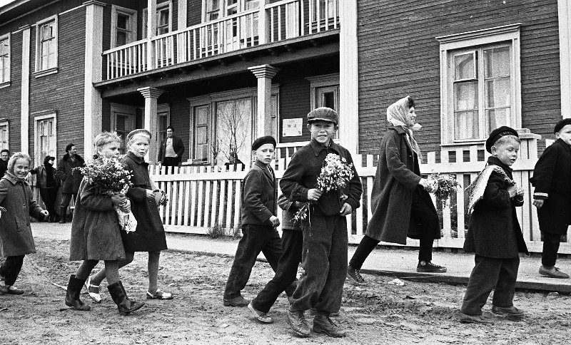 Фото "1 сентября. Дети с цветами и взрослые", 1 сентября 1965 ...