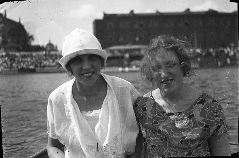 Женщины в лодке, 1929 год, г. Москва. Водная станция на Кропоткинской набережной. Сейчас Пречистенская набережная.Выставка «На прогулке» с этой фотографией.&nbsp;