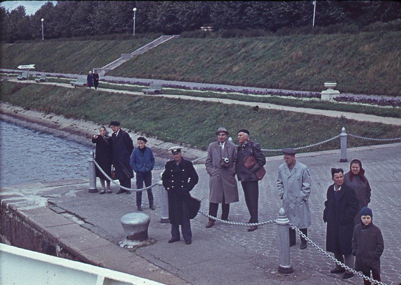 Провожающие на пристани Северного речного вокзала, 1960-е, г. Москва. В группе –  фотограф Виктор Горкин.Выставка «Проводы» с этой фотографией.&nbsp;