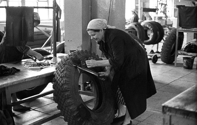 Фото Работница на заводе, 1967 год, Волгоградская обл, г Волжский