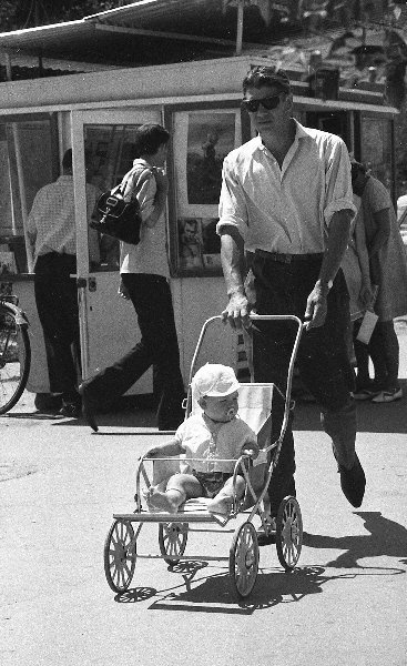 Мужчина с детской коляской, 1967 год, Волгоградская обл., г. Волжский