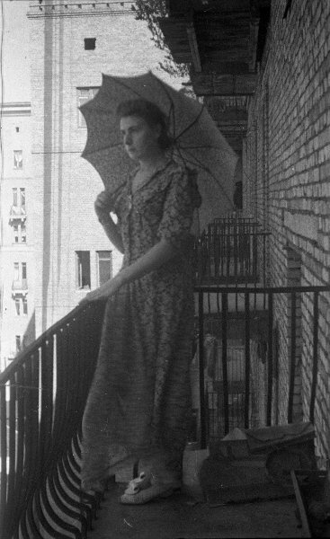 Женщина на балконе, 1946 - 1959. Выставка «На балконе» с этой фотографией.