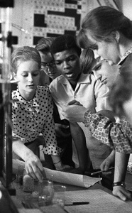 Московский автодорожный институт. Студенты, 1968 год, г. Москва. Выставка «Темнокожие в СССР» с этой фотографией.