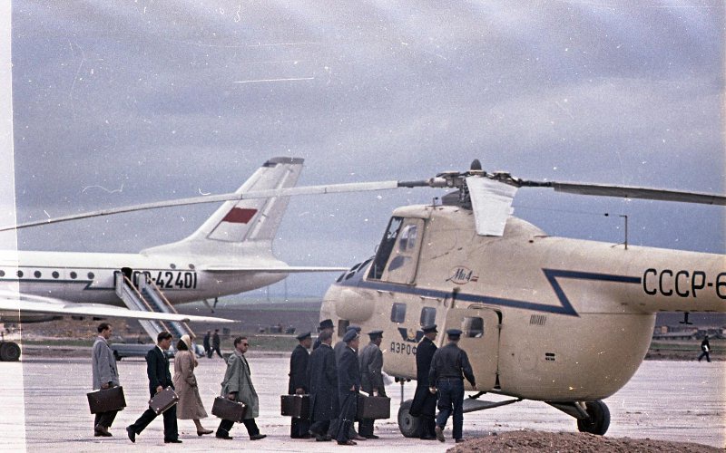 Самолет ТУ-104 и вертолет на аэродроме, 1959 - 1962