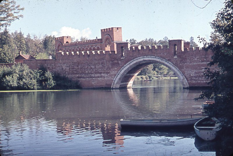 Усадьба Марфино. Готический мост через речку Уча, 1960-е, Московская обл., Мытищинский р-н, с. Марфино. В XVIII-XX веках принадлежала Голицыным, Салтыковым, Орловым и Паниным. Свой характерный псевдоготический облик приобрела в середине XIX века благодаря усилиям графини Софьи Паниной и архитектора Михаила Быковского. Мост построен в 1770-е годы при Салтыковых и перестроен в 1837-1839 годах по проекту Михаила Быковского.