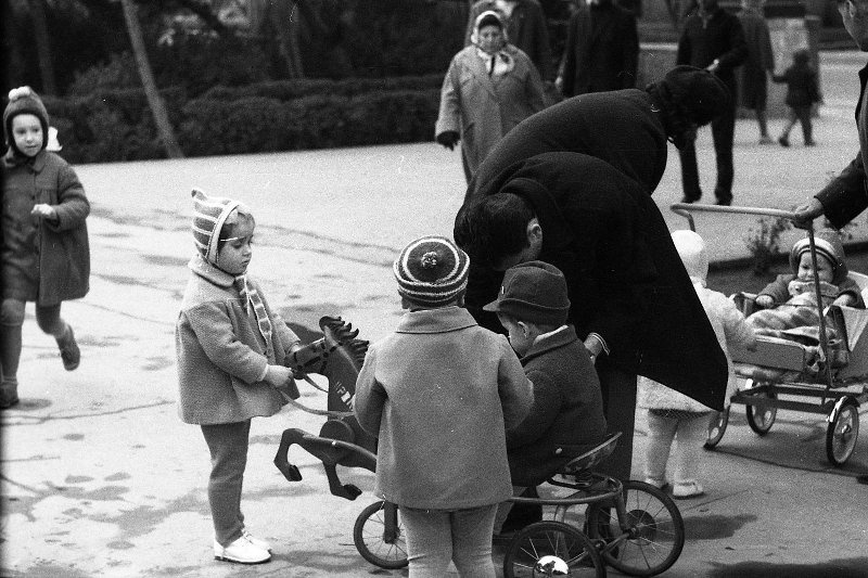 Взрослые и дети на аллее, 1965 - 1966, Азербайджанская ССР, г. Баку