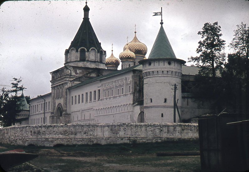 Ипатьевский монастырь, 1966 - 1968, г. Кострома. Троицкий собор построен в 1650–1652 годах. Церковь святых мучеников Хрисанфа и Дарии со Святыми воротами возведены в 1841–1863 годах по проекту Константина Тона и Николая (?) Григорьева на месте древнего входа в монастырь – Святых ворот с надвратной церковью во имя святых Феодора Стратилата и Ирины. Согласно наиболее общепринятой версии, монастырь основан около 1330 года татарским мурзою Четом, родоначальником рода Годуновых и Сабуровых, бежавшим из Золотой Орды к Ивану Калите и принявшим в Москве крещение под именем Захария. Территория его состоит из двух частей: Старого и Нового города. В мае 1913 года во время празднования 300-летия Дома Романовых в монастырь приезжал Николай II и жил в специально построенном для него деревянном доме, возведенном за стенами обители. 