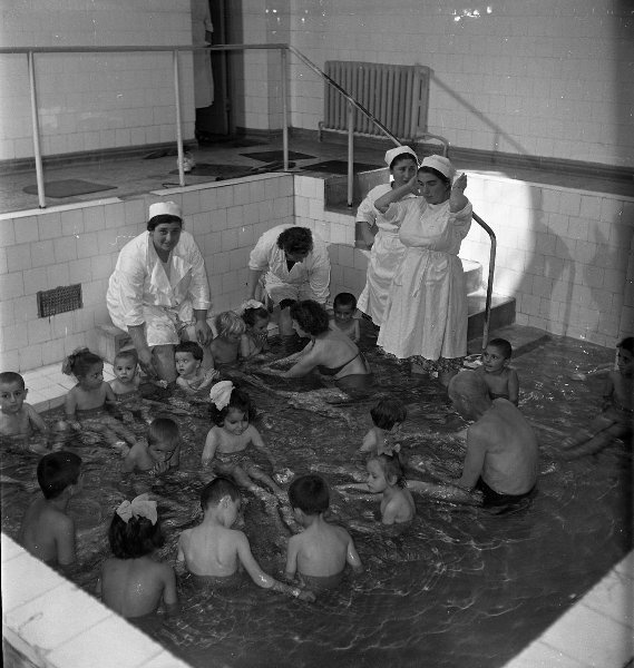 Дети в бассейне, 1957 год. Выставки&nbsp;«Бассейн» и «Как рыбы в воде» с этой фотографией.