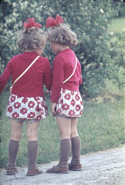 Девочки-близняшки, 1960-е. Выставка «Самые дорогие и любимые» с этой фотографией.&nbsp;