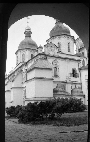 Софийский собор в Киеве, 1955 - 1969, Украинская ССР, г. Киев. Софийский собор.&nbsp;Построен в первой половине XI века князем Ярославом Мудрым на месте победы в 1036 году над печенегами. На рубеже XVII-XVIII веков был внешне перестроен в стиле украинского барокко. Действующий храм до 1929 года. В 1934 году стал музеем - Софийским заповедником. Ныне является частью Национального заповедника «София Киевская», который включает также Золотые ворота ХІ века, Кирилловскую церковь ХІІ века и Андреевскую церковь XVIII века.