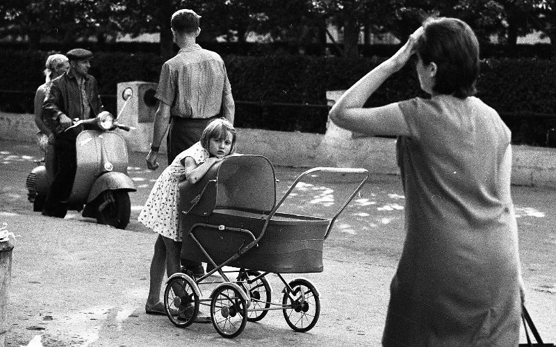 Прохожие на улице, 1967 год, Волгоградская обл., г. Волжский