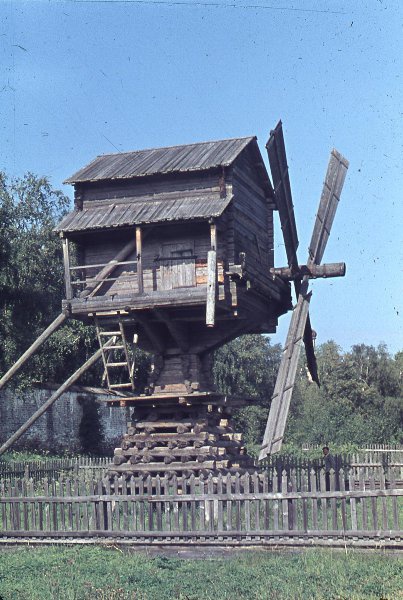 Деревянная ветряная мельница, 1967 год, Вологодская обл., г. Кириллов. Выставка «Ветряные мельницы» с этой фотографией.&nbsp;