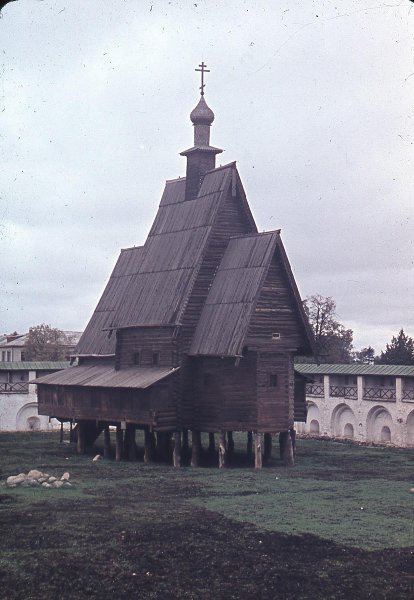 Деревянная церковь на территории Троицкого Ипатьевского монастыря, 1960-е, г. Кострома. Согласно наиболее общепринятой версии, монастырь основан около 1330 года татарским мурзою Четом, родоначальником рода Годуновых и Сабуровых, бежавшим из Золотой Орды к Ивану Калите и принявшим в Москве крещение под именем Захария. Территория его состоит из двух частей: Старого и Нового города. В мае 1913 года во время празднования 300-летия Дома Романовых в монастырь приезжал Николай II и жил в специально построенном для него деревянном доме, возведенном за стенами обители. В 1956 году из зоны затопления Горьковского водохранилища на территорию монастыря был перевезен деревянный Спасо-Преображенский храм из села Спас-Вежи. Послужила началом образования музея деревянного зодчества в Костроме. Церковь сгорела в 2002 году.