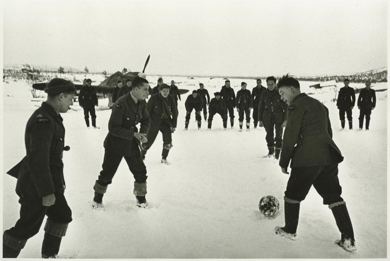 Товарищеский футбольный матч советских и английских летчиков, 1942 год, Кольский п-ов. Выставка «Железные птицы» с этой фотографией.&nbsp;