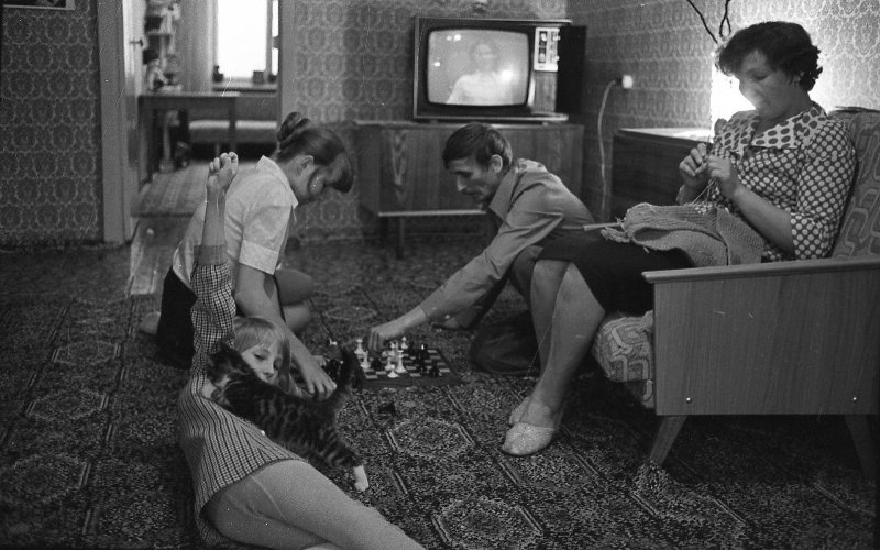 Семья дома, 1979 год, Камчатская обл., г. Петропавловск-Камчатский. Выставка «"Там, где всегда полночь". Камчатка» с этой фотографией.&nbsp;