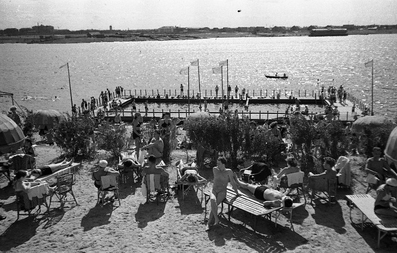 Пляж на берегу Химкинского водохранилища, 1955 - 1959, г. Москва