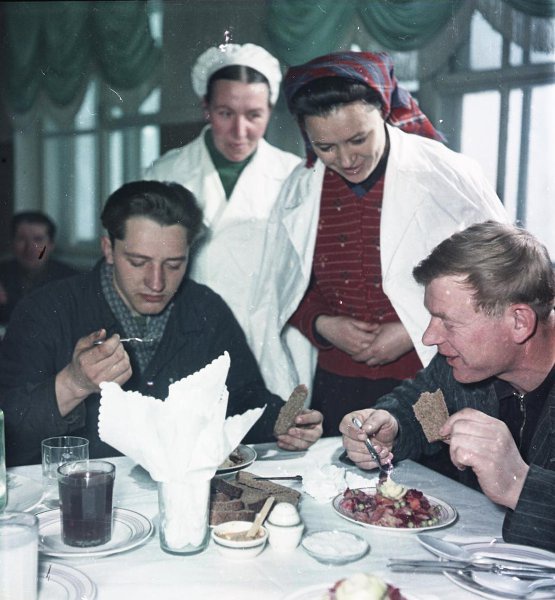 В рабочей столовой шахты № 4 треста «Тулауголь», 1955 - 1965, г. Москва. Рабочий инспектор проверяет качество пищи. Сзади – заведующая производством столовой.