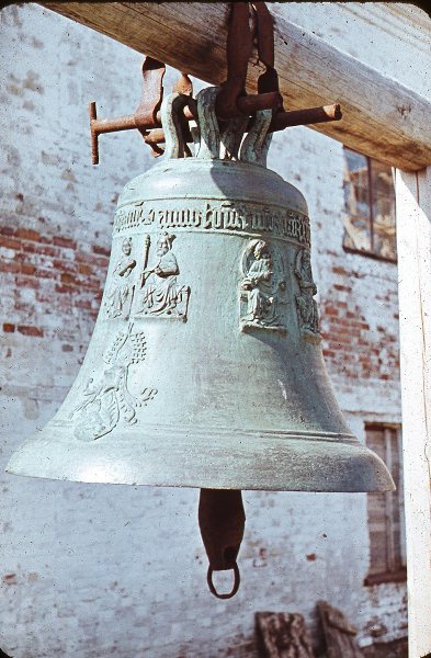 Соловецкий монастырь. Колокол, 1960 - 1975, Архангельская обл., Соловецкий о.. Монастырь возник в 1420-1430-х годах, отстроен в камне трудами святителя Филиппа, в допетровское время числился среди крупнейших землевладельцев государства. В 1669-1676 годах был осажден царскими войсками как один из очагов сопротивления никонианским преобразованиям.При советской власти на территории монастыря действовал первый в стране лагерь особого назначения, также создан Соловецкий музей-заповедник, реорганизованный в 1974 году в Соловецкий государственный историко-архитектурный и природный музей-заповедник. Монашеская жизнь возобновлена 25 октября 1990 года. 