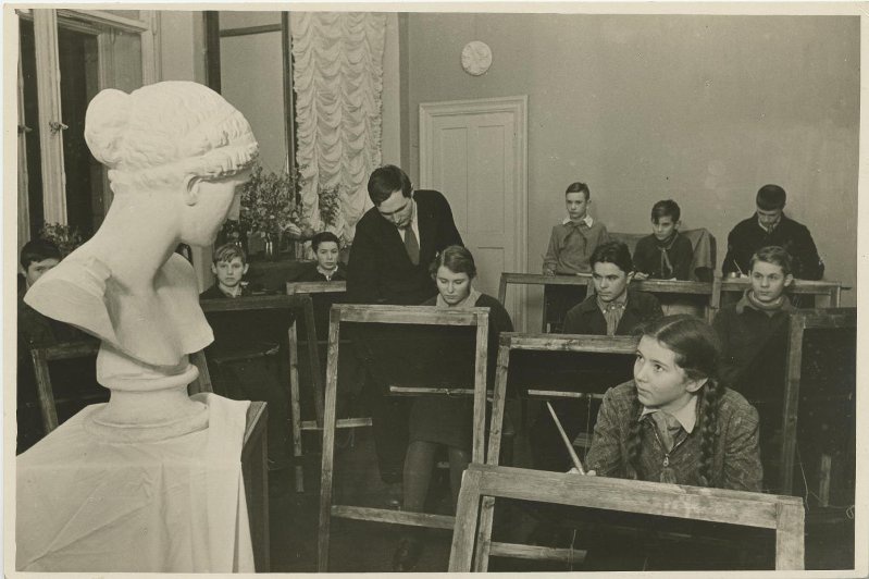 Занятия в изокружке в Московском Доме пионеров, 1936 - 1939, г. Москва. Выставка «Головы и бюсты» с этой фотографией.