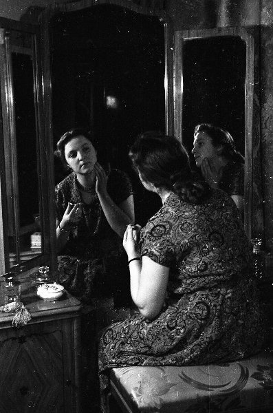 ВГИК. Женщина у зеркала, 1955 - 1957, г. Москва. Всероссийский государственный институт кинематографии.