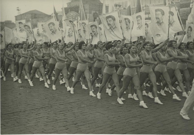 Спортивный парад на Красной площади, 1930-е, г. Москва. Выставка «Физкультурные парады», видео «Эммануил Евзерихин» с этой фотографией.