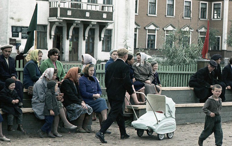 Спортивный праздник, 1965 год, Архангельская обл., Ненецкий НО, г. Нарьян-Мар. Из серии «Край земли. Ненцы».В 1977 году Ненецкий национальный округ был переименован в Ненецкий автономный округ.