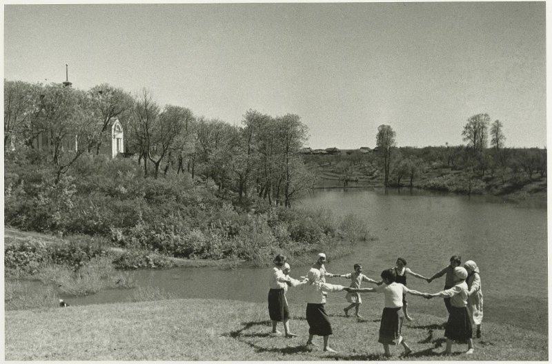 Дети водят хоровод у пруда, 21 июня 1941, Пензенская обл., с. Тарханы. Из серии «За день до войны». Государственный Лермонтовский музей-заповедник «Тарханы», образованный в 1939 году.