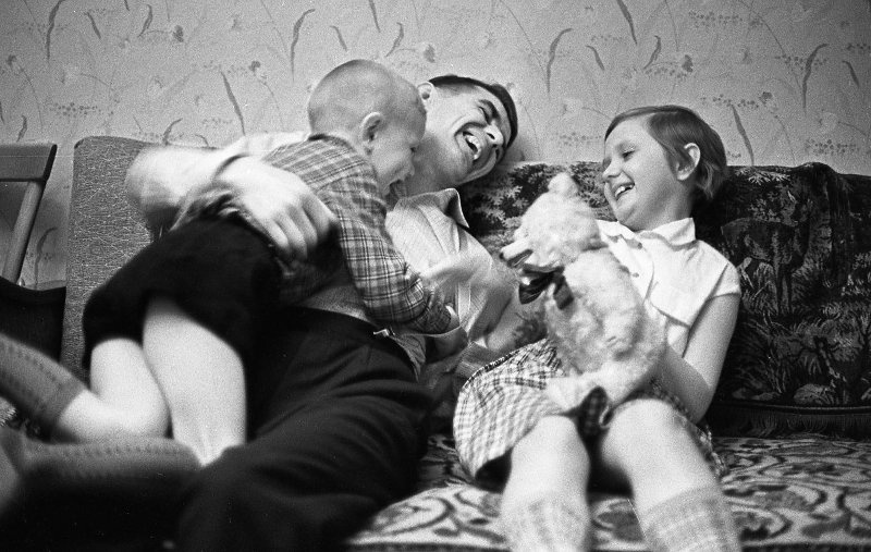 Александр Лаврентьев с детьми, 1964 год, г. Москва. Выставка «Что такое семья?» с этой фотографией.